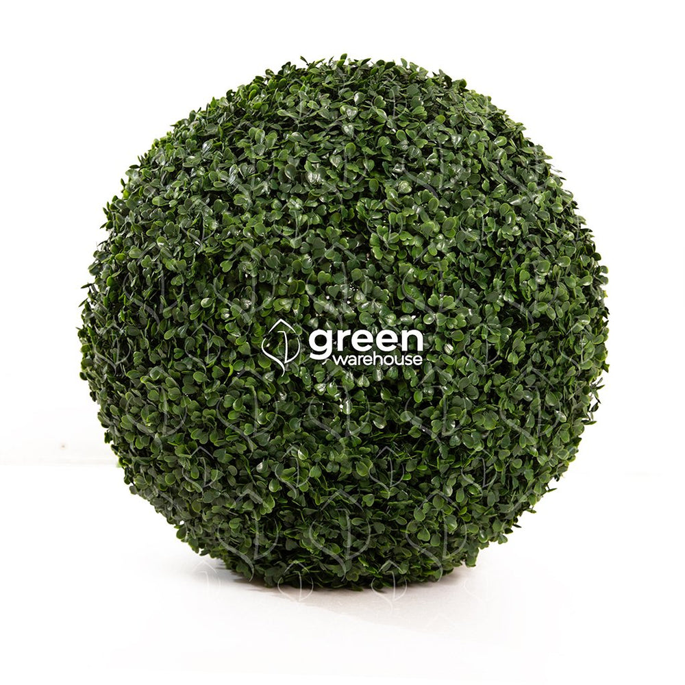 Estas esferas ornamentales están diseñadas para mejorar tus espacios, aportando un toque moderno de naturaleza. La esfera de 48cm es perfecta para decorar espacios, debido a su tamaño puede ir colgada o en macetas, tazones o simplemente sobre el mostrados, mesa o escritorio. 