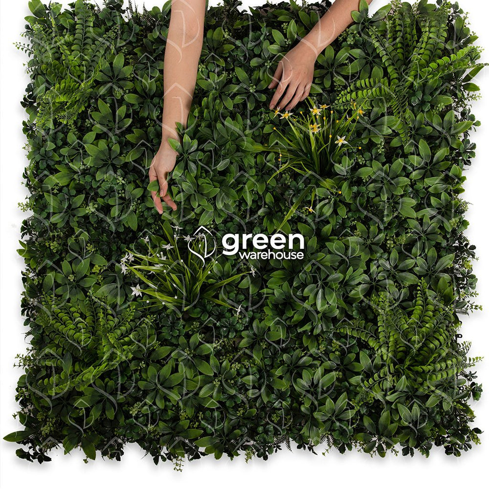 El encanto del Follaje Aralia, se debe a la cantidad de detalle con acabados y variedad de hojas en combinación de flores de orquídea y diferentes helechos, imparten un aspecto denso y natural, perfecto donde se requiere un diseño de Muro Verde complejo. Este es el único modelo que viene con incrustaciones de Follajes 3d, lo que le da un realce espectacular.