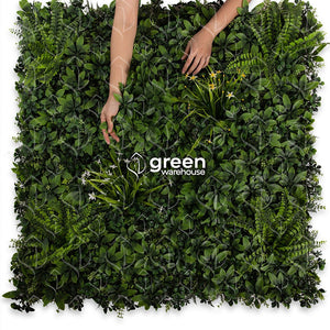 El encanto del Follaje Aralia, se debe a la cantidad de detalle con acabados y variedad de hojas en combinación de flores de orquídea y diferentes helechos, imparten un aspecto denso y natural, perfecto donde se requiere un diseño de Muro Verde complejo. Este es el único modelo que viene con incrustaciones de Follajes 3d, lo que le da un realce espectacular.
