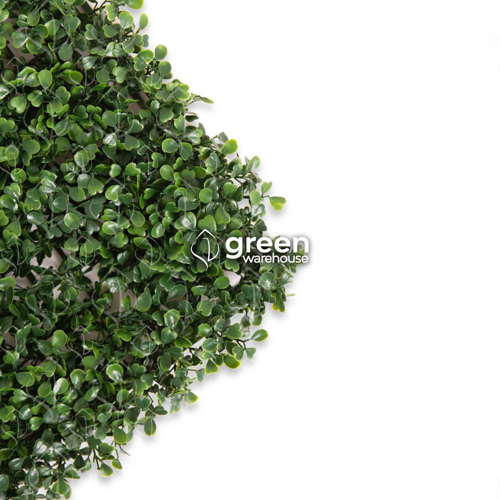 El Follaje Artificial Boxwood es la mejor opción para combinarlo con otros estilos en un diseño de Muro Verde personalizado, ya que tiene una hoja pequeña de color verde oscuro y una agradable textura que le da una apariencia uniforme y armónica con otros estilos de follaje. 