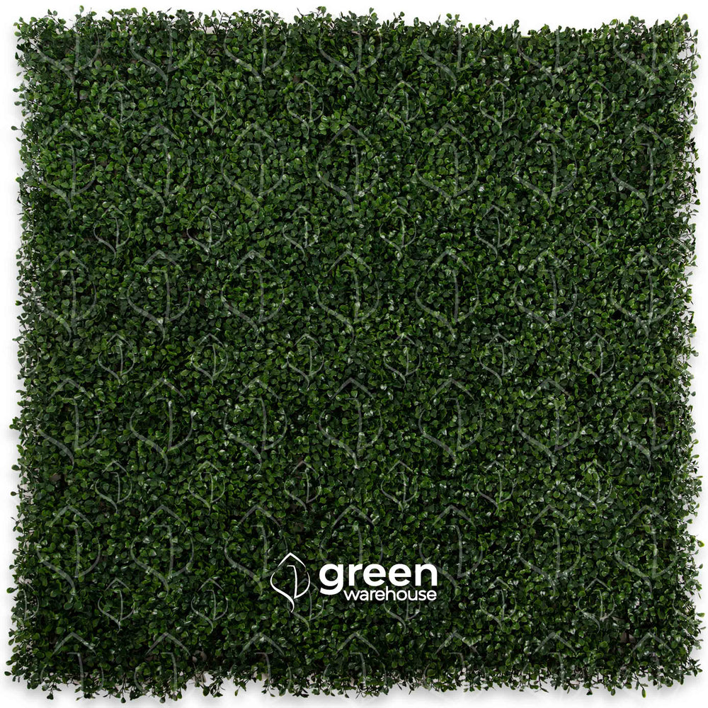El Follaje Artificial Boxwood hace honor a la gama a la que pertenece, este modelo es de los más vendidos y un clásico en la decoración. Tiene una hoja pequeña de color verde oscuro y una agradable textura. Este follaje es ideal para espacios en donde se requiera dar una apariencia uniforme, gracias a su diseño de follaje cerrado y conservador, también es la mejor opción para combinarlo con otros estilos en un diseño de Muro Verde personalizado. 