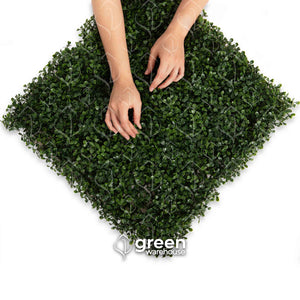 El Follaje Artificial Boxwood hace honor a la gama a la que pertenece, este modelo es de los más vendidos y un clásico en la decoración. Tiene una hoja pequeña de color verde oscuro y una agradable textura. Este follaje es ideal para espacios en donde se requiera dar una apariencia uniforme, gracias a su diseño de follaje cerrado y conservador.