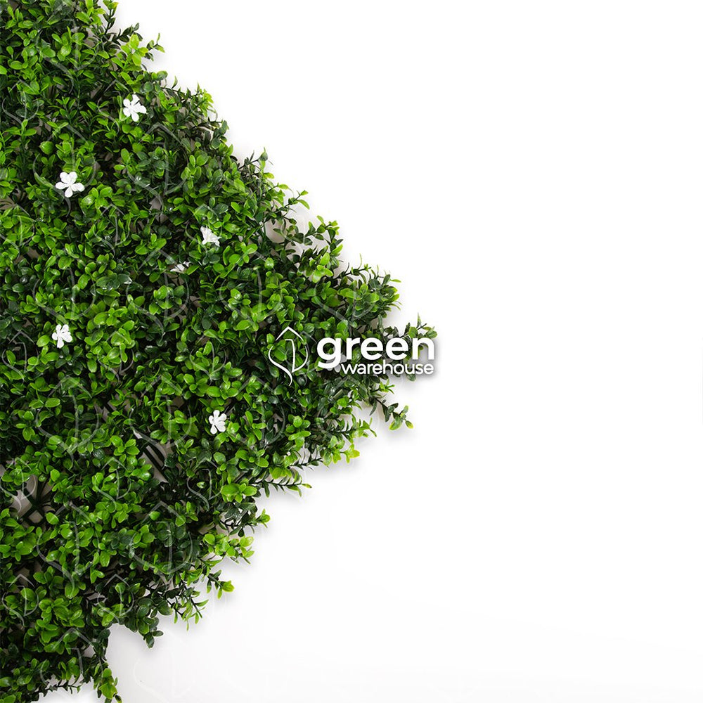 El Follaje Artificial Flor de Arrayan tiene pequeñas hojas de color verde oscuro con puntas de color verde brillantes son las mismas que dan vida a este modelo y una textura natural.