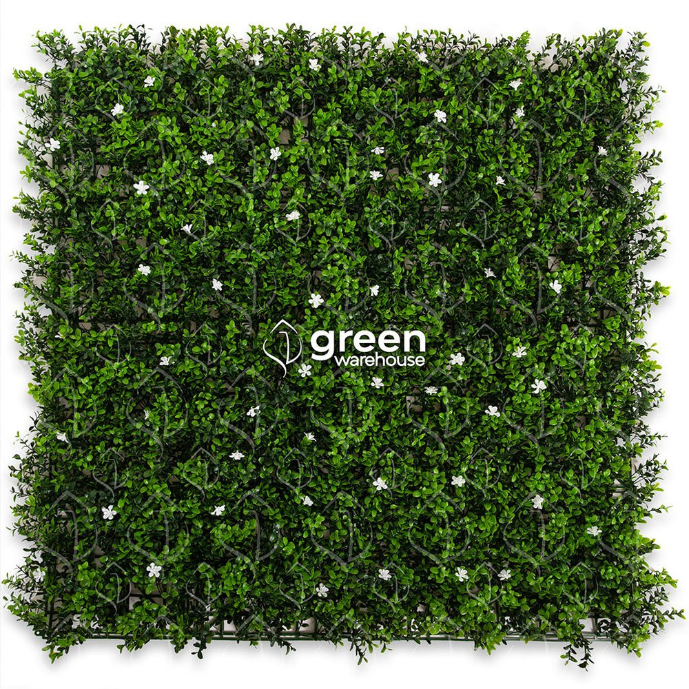 El Follaje Artificial Flor de Arrayan tiene pequeñas hojas de color verde oscuro con puntas de color verde brillantes son las mismas que dan vida a este modelo y una textura natural. La peculiaridad de este modelo son sus flores blancas que agregan otra característica fresca y original.