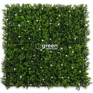 El Follaje Artificial Flor de Arrayan tiene pequeñas hojas de color verde oscuro con puntas de color verde brillantes son las mismas que dan vida a este modelo y una textura natural. La peculiaridad de este modelo son sus flores blancas que agregan otra característica fresca y original.