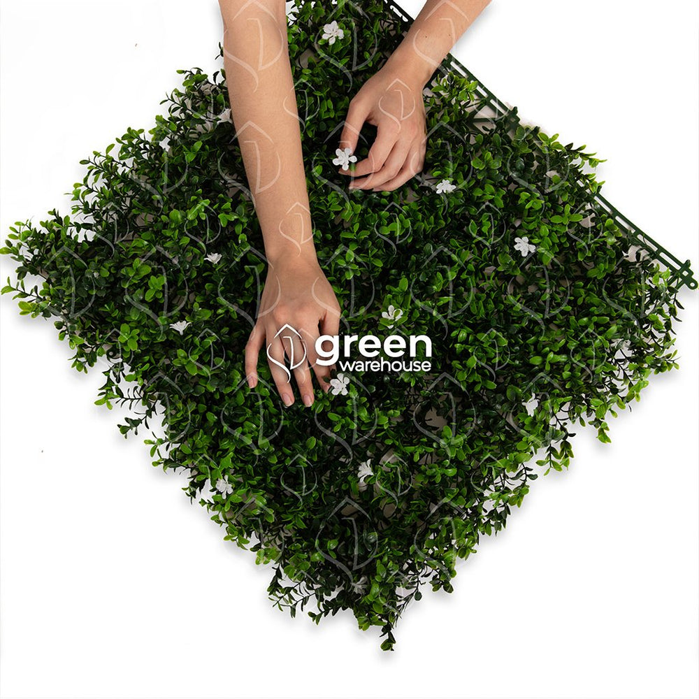 El Follaje Artificial Flor de Arrayan tiene pequeñas hojas de color verde oscuro con puntas de color verde brillantes son las mismas que dan vida a este modelo y una textura natural. La peculiaridad de este modelo son sus flores blancas que agregan otra característica fresca y original.