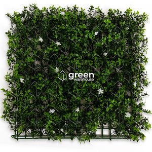 El Follaje Artificial Flor de Arrayan tiene pequeñas hojas de color verde oscuro con puntas de color verde brillantes son las mismas que dan vida a este modelo y una textura natural. La peculiaridad de este modelo son sus flores blancas que agregan otra característica fresca y original.