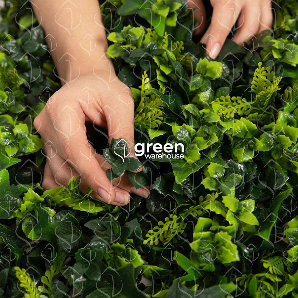 El Follaje Artificial Helecho Mixto se compone de tres helechos diferentes con hojas texturizadas, variando entre sí en tamaño y tonalidades de verde; brinda un aspecto natural y lo hace ser un Follaje único e irrepetible.