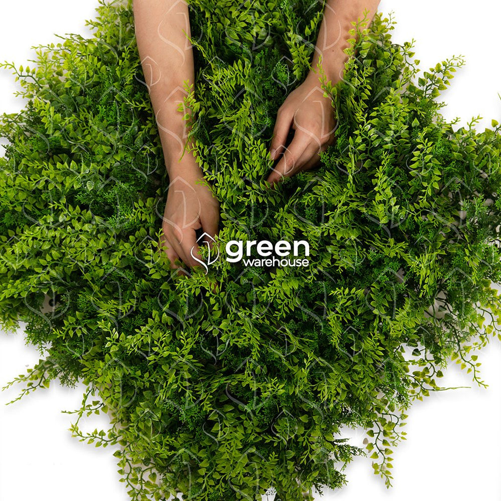 El Follaje Artificial Helecho Persa es muy espeso y con un gran detalle, tiene un acabado texturizado muy exuberante y un color verde brillante. Este modelo es el que cuenta con la mayor altura y ramas más largas de toda nuestra colección, lo que le da un aspecto muy atractivo a la vista. Por si solo puede resaltar completamente, no obstante, la combinación con follajes de hojas más pequeñas lo hacen lucir en cualquier espacio, creando Muros Verdes sorprendentes. 