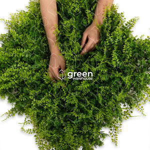 El Follaje Artificial Helecho Persa es muy espeso y con un gran detalle, tiene un acabado texturizado muy exuberante y un color verde brillante. Este modelo es el que cuenta con la mayor altura y ramas más largas de toda nuestra colección, lo que le da un aspecto muy atractivo a la vista. Por si solo puede resaltar completamente, no obstante, la combinación con follajes de hojas más pequeñas lo hacen lucir en cualquier espacio, creando Muros Verdes sorprendentes. 