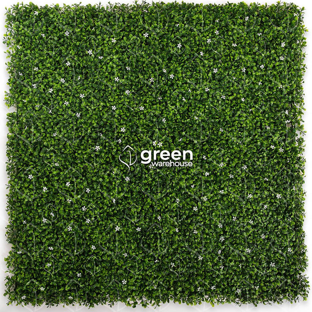 El Follaje Artificial Jazmín, es ideal para decoraciones sobrias y elegantes gracias a sus pequeñas hojas verde oscuro y verde brillante, complementado con discretas flores blancas que ofrecen apariencia fresca y natural. Es un Follaje que por sí solo puede darle vida a Muros Verdes, sin embargo, también es el favorito para combinarlo con follajes de otros colores y resalar aún más la Flor blanca de este Follaje Jazmín. 