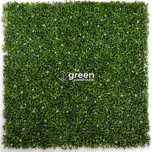 El Follaje Artificial Jazmín, es ideal para decoraciones sobrias y elegantes gracias a sus pequeñas hojas verde oscuro y verde brillante, complementado con discretas flores blancas que ofrecen apariencia fresca y natural. Es un Follaje que por sí solo puede darle vida a Muros Verdes, sin embargo, también es el favorito para combinarlo con follajes de otros colores y resalar aún más la Flor blanca de este Follaje Jazmín. 
