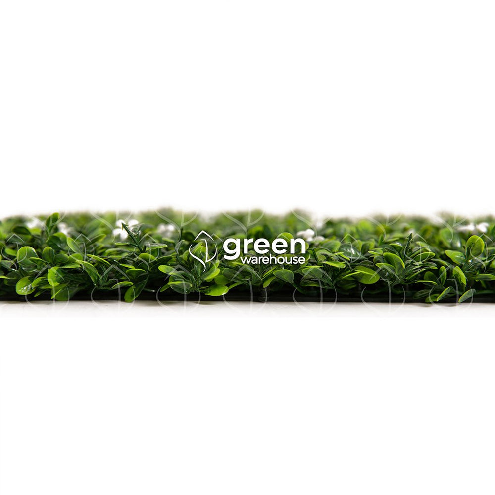 El Follaje Artificial Jazmín, es ideal para decoraciones sobrias y elegantes gracias a sus pequeñas hojas verde oscuro y verde brillante.