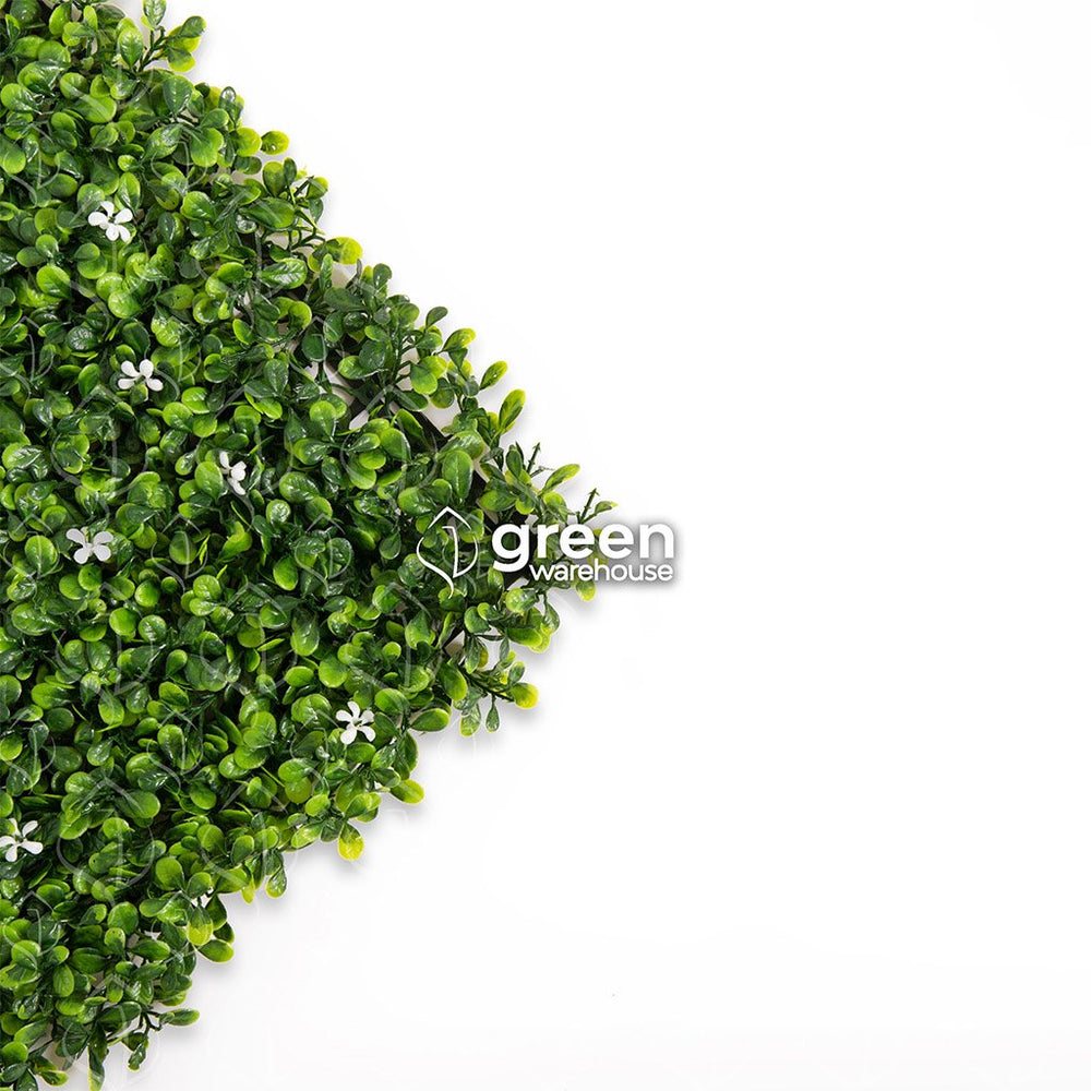 El Follaje Artificial Jazmín, es ideal para decoraciones sobrias y elegantes gracias a sus pequeñas hojas verde oscuro y verde brillante, complementado con discretas flores blancas que ofrecen apariencia fresca y natural. 