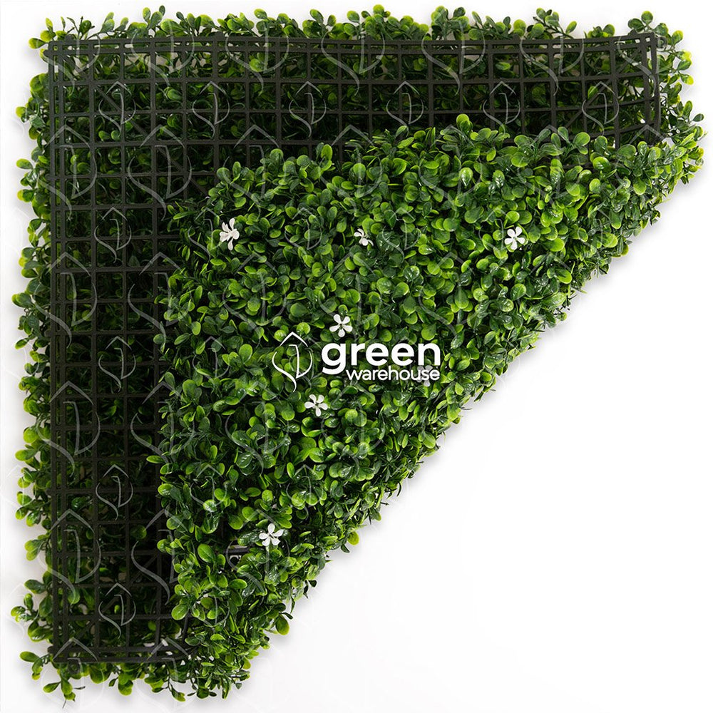El Follaje Artificial Jazmín, es ideal para decoraciones sobrias y elegantes gracias a sus pequeñas hojas verde oscuro y verde brillante, complementado con discretas flores blancas que ofrecen apariencia fresca y natural. 