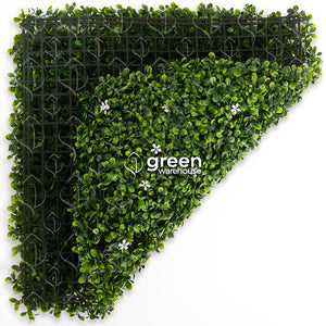 El Follaje Artificial Jazmín, es ideal para decoraciones sobrias y elegantes gracias a sus pequeñas hojas verde oscuro y verde brillante, complementado con discretas flores blancas que ofrecen apariencia fresca y natural. 