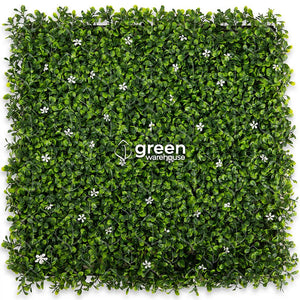 El Follaje Artificial Jazmín, es ideal para decoraciones sobrias y elegantes gracias a sus pequeñas hojas verde oscuro y verde brillante, complementado con discretas flores blancas que ofrecen apariencia fresca y natural. Es un Follaje que por si solo puede darle vida a Muros Verdes, sin embargo, también es el favorito para combinarlo con follajes de otros colores y resalar aún más la Flor blanca de este Follaje Jazmín. 