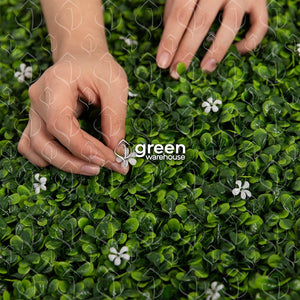 El Follaje Artificial Jazmín, es ideal para decoraciones sobrias y elegantes gracias a sus pequeñas hojas verde oscuro y verde brillante, complementado con discretas flores blancas que ofrecen apariencia fresca y natural. 