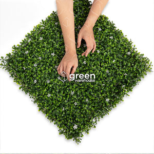 El Follaje Artificial Jazmín es ideal para decoraciones soberbias y elegantes gracias a sus pequeñas hojas de color verde oscuro y verde brillante, complementadas con discretas flores blancas que ofrecen un aspecto fresco y natural. Es un Follaje que por sí solo puede dar vida a Muros Verdes.