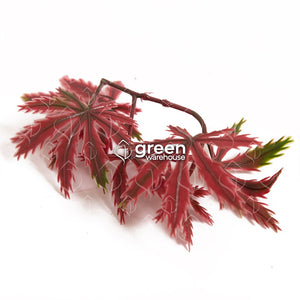 El Follaje Artificial Hoja de Maple tiene hojas de tonos rojizos que se van degradando hasta llegar a tonos verdes, da vida y color a tu proyecto el cual tendrá un ligero toque otoñal natural.