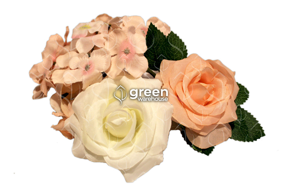 Abril es uno de los Paneles de Flores más bonitos para la decoración de interiores, ya que sorprende con sus hermosas flores de hortensias y rosas, con pétalos en tonos Ivory y durazno, que lo hace perfecto para crear muros flores elegantes y coloridos. 