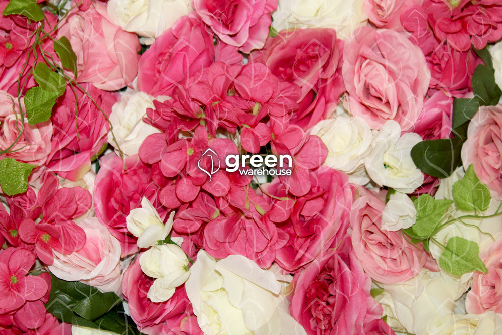 El Panel Floral Frida está compuesto de flores artificiales estilo peonias y rosas de tamaño grande en colores ivory y diferentes tonos de rosa, cuenta con detalles tanto en sus pétalos como en sus hojas. Asimismo, Frida está acompañado de delicadas hortensias y botones de rosas, que le dan un aspecto más natural. Perfecto para la decoración de Negocios, Habitaciones, Set de Fotografías y Salones de eventos. 