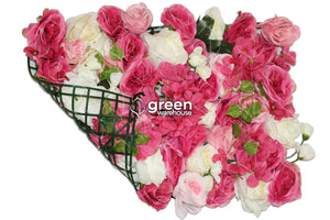 , Frida está acompañado de delicadas hortensias y botones de rosas, que le dan un aspecto más natural. Perfecto para la decoración de Negocios, Habitaciones, Set de Fotografías y Salones de eventos. 